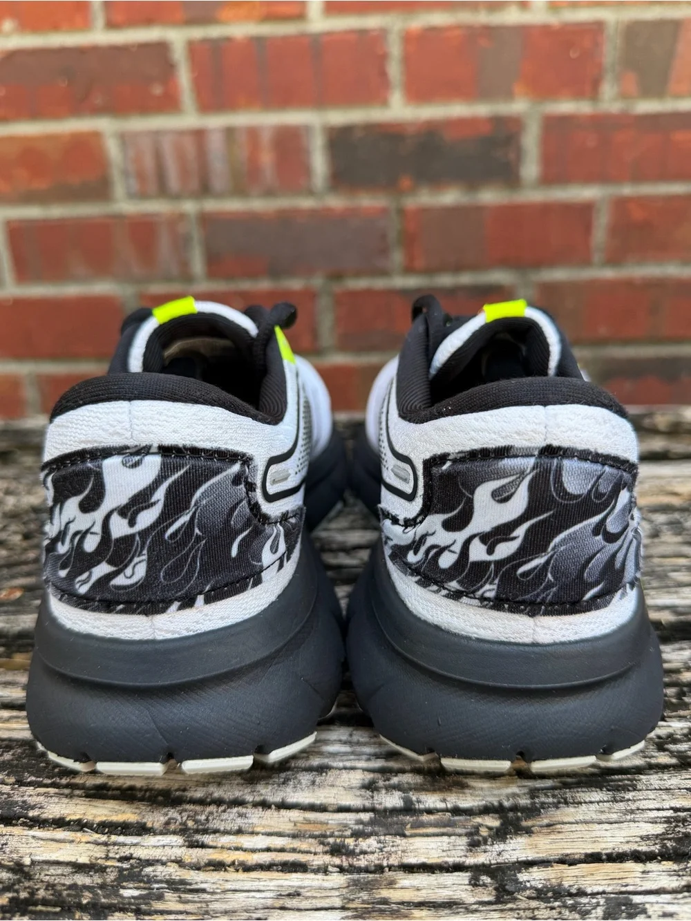 Brooks Trace 2 Hero Pack Fire Fighter White/Black Women’s Sz 9 Running Shoes X1 - Picture 7 of 16